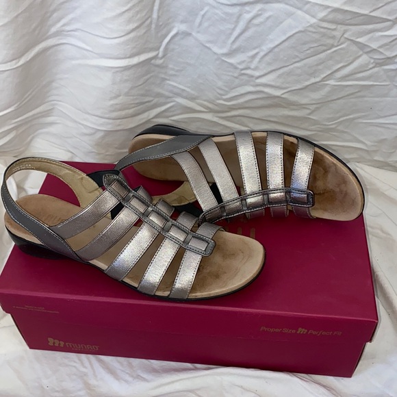 Munro American Silver Darian Sandals size 8